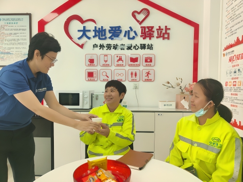 公(gōng)司同步啓用(yong)32傢(jia)“戶(hu)外勞動(dòng)者愛心驿站” 構築新(xin)時代(dai)民(mín)生(sheng)服務(wu)網絡 (3)